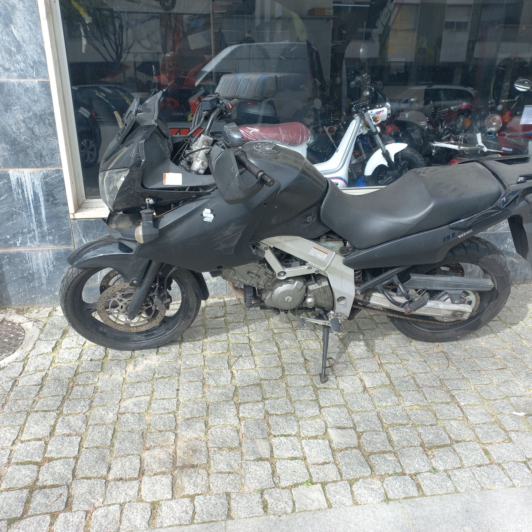 Suzuki v Strom 650 ano 2004