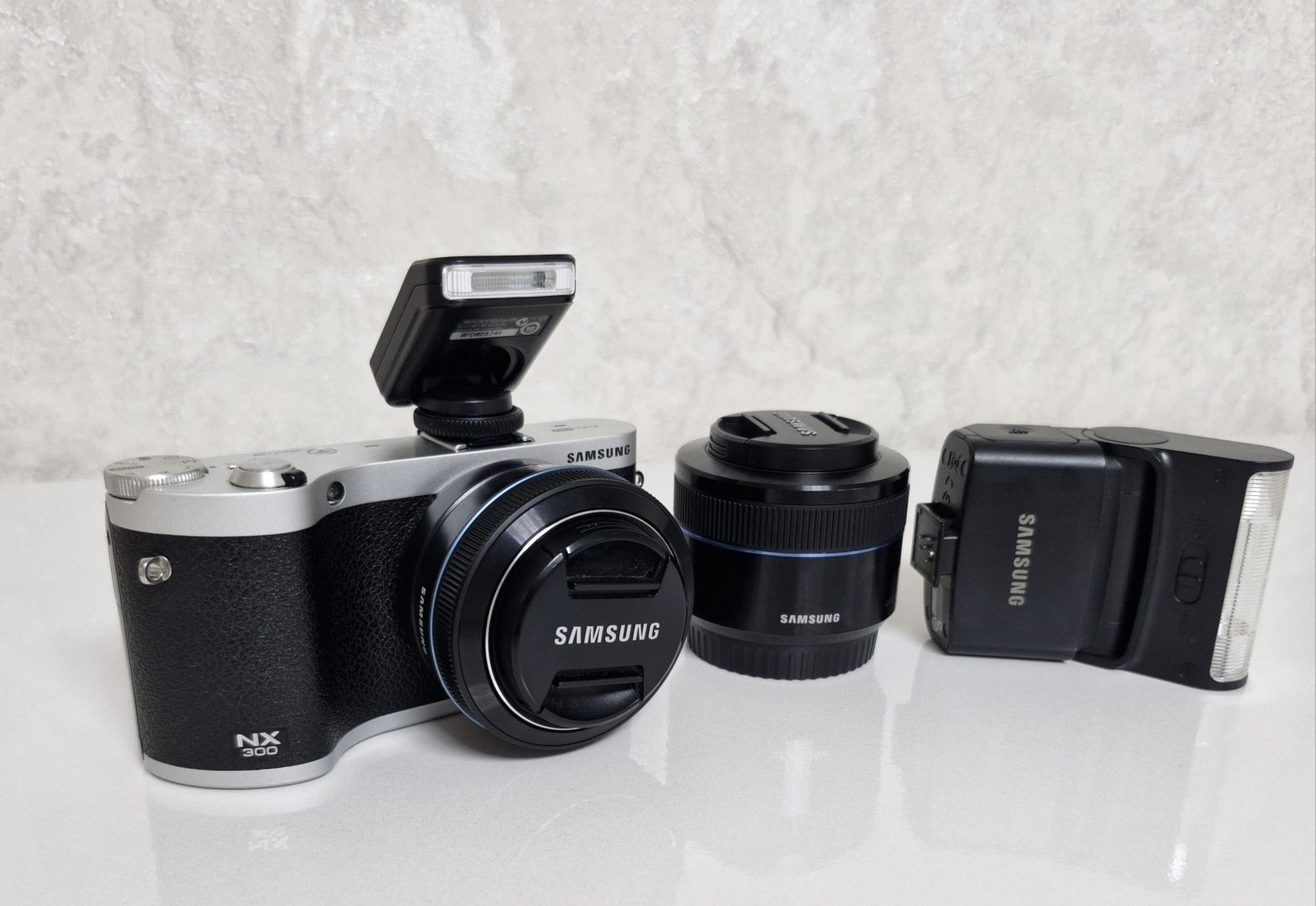 Samsung nx300 + об'єктиви 20мм f2.8 та 45мм f1.8  + спалах SEF220A