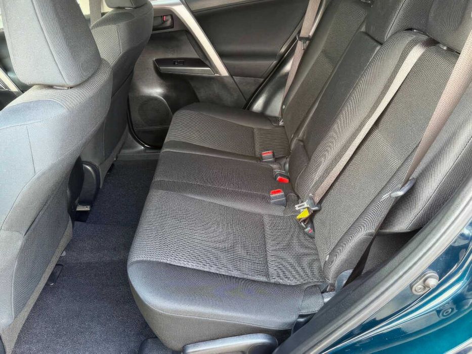 Toyota RAV4 LE      2017