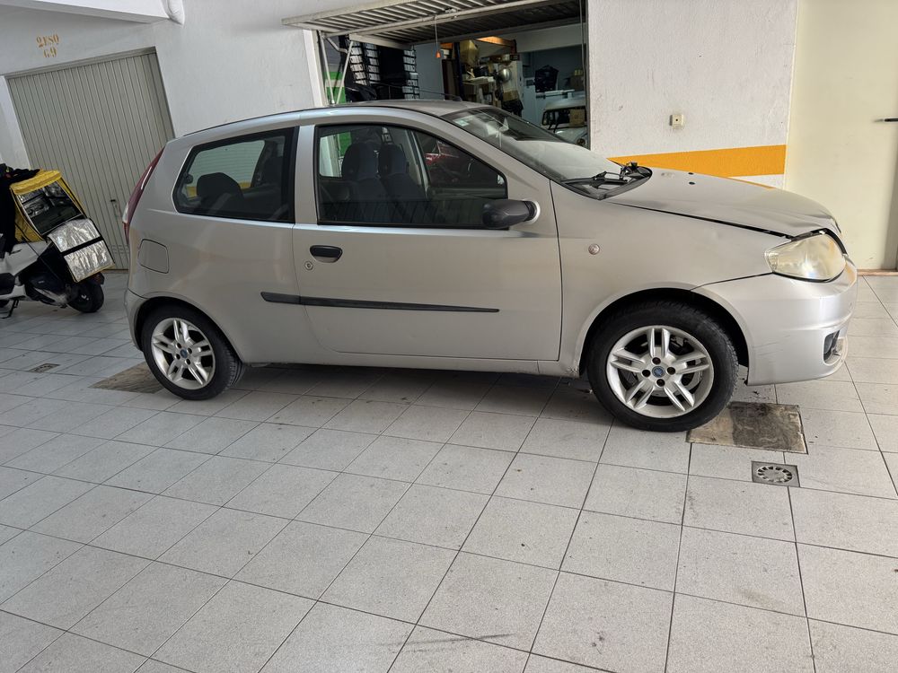 Fiat Punto 2004 carro fiavel do dia dia