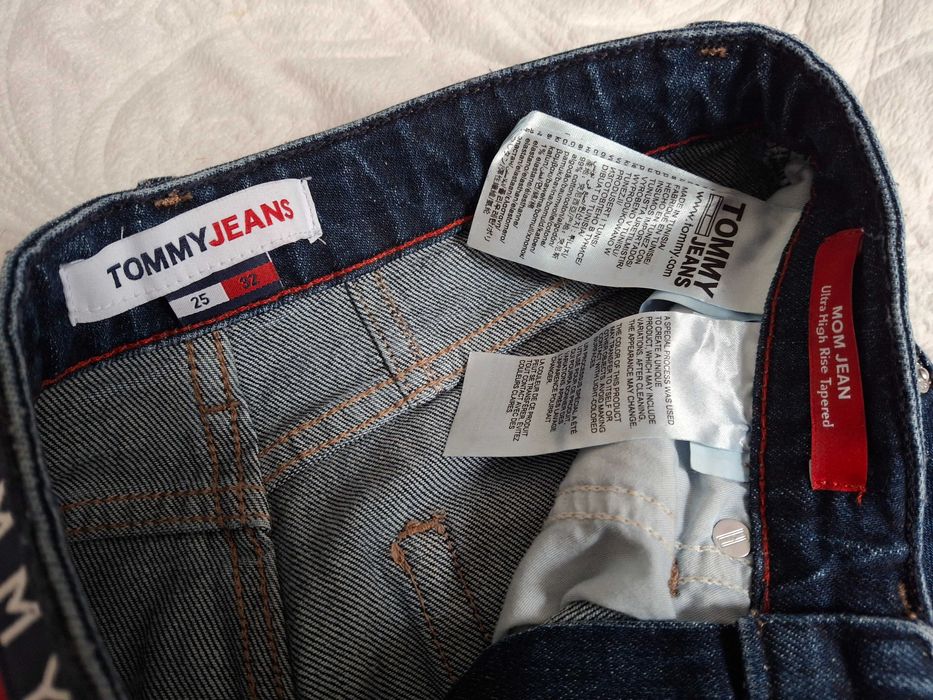 Tommy Jeans granatowe jeansy Mom Ultra high rise wysoki stan 25x32