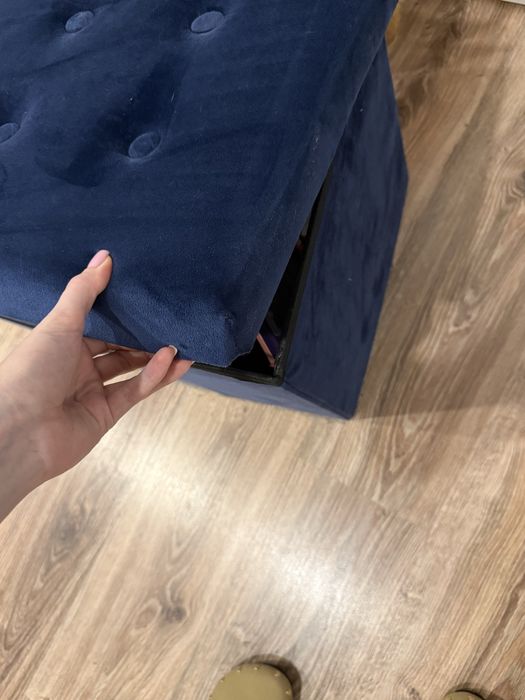 Granatowe krzesło tapicerowane ze złotem + pufa