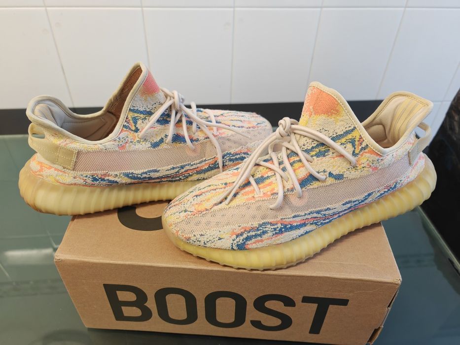 Tênis yeezy 350 boost.
