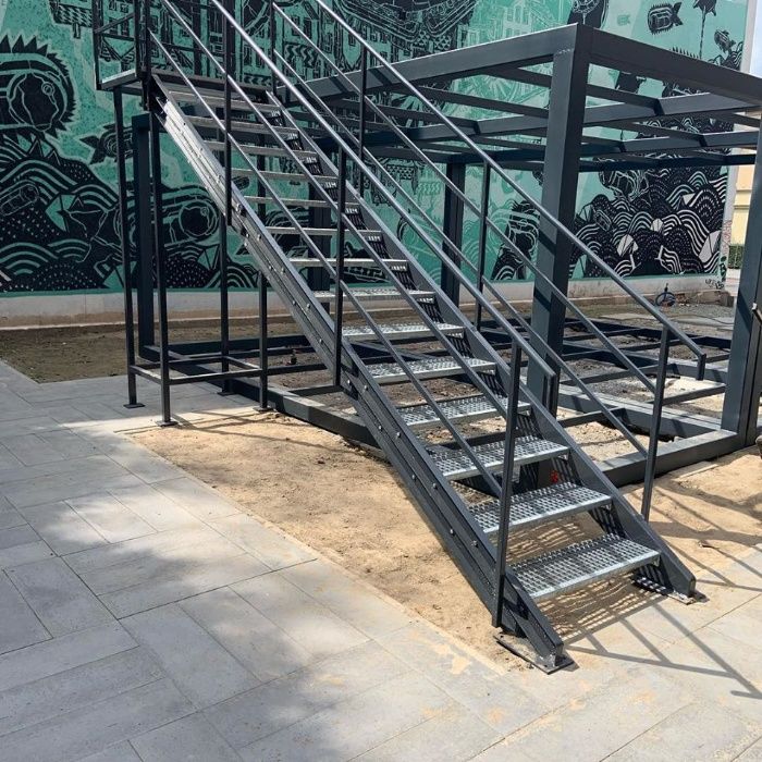 Schody metalowe zewnętrzne  stalowe techniczne krata