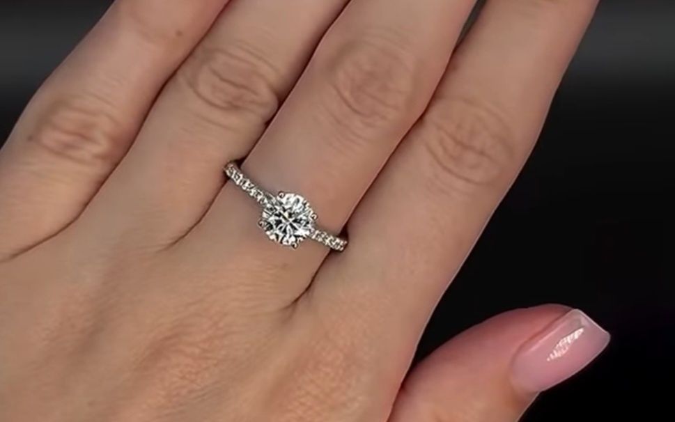 Каблучка з діамантом