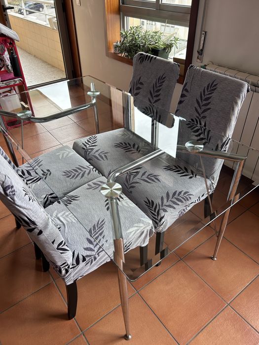 Mesa de jantar em vidro e 4 cadeiras