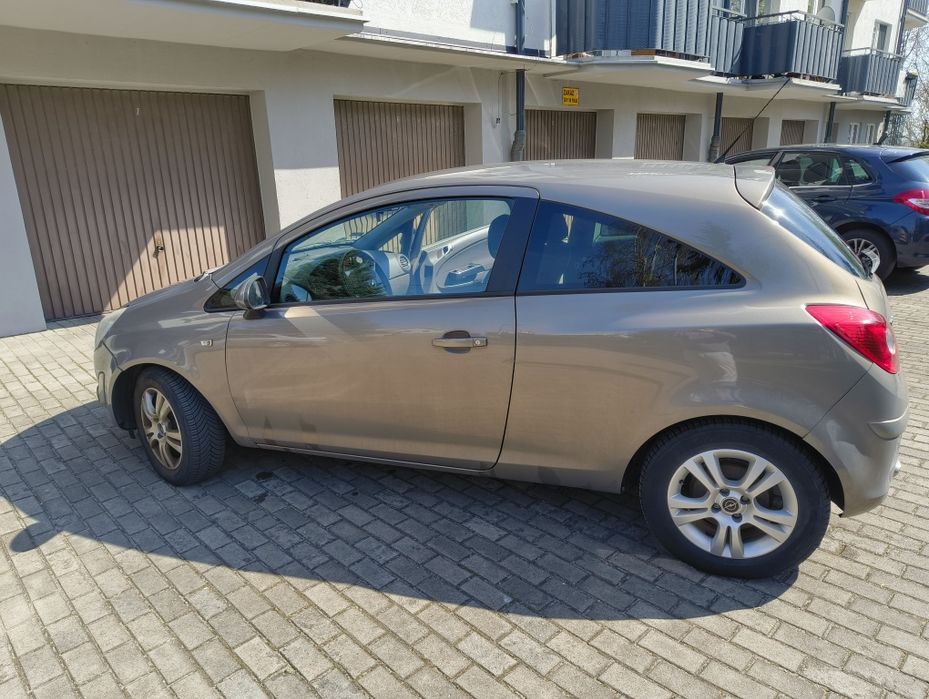 Opel Corsa 1,4 benzyna 2011 z fabrycznym bagażnikiem na rowery