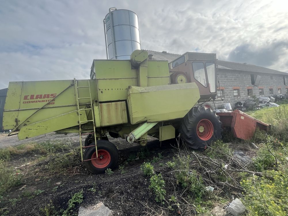 Kombajn zbożowy Class Dominator 80 z przystawką do kukurydzy