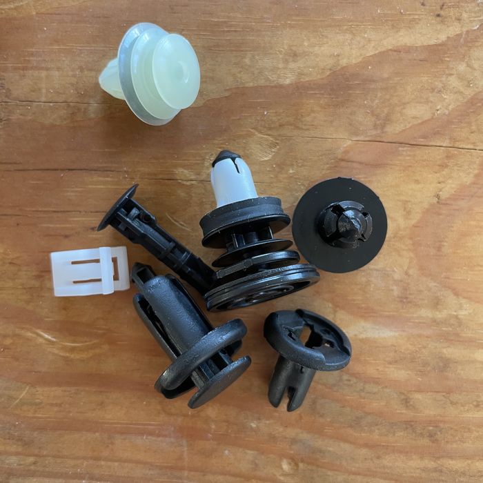 Кліпси, пістони, кріплення для tesla