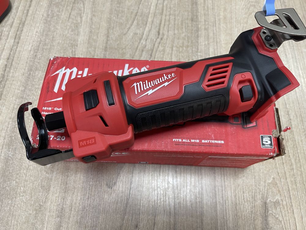 Milwaukee M18 2627-20 / акумуляторний фрезер для гіпсокартону Мілвокі