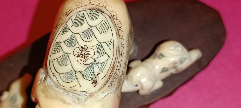 Antigo netsuke a representar porca e as suas crias