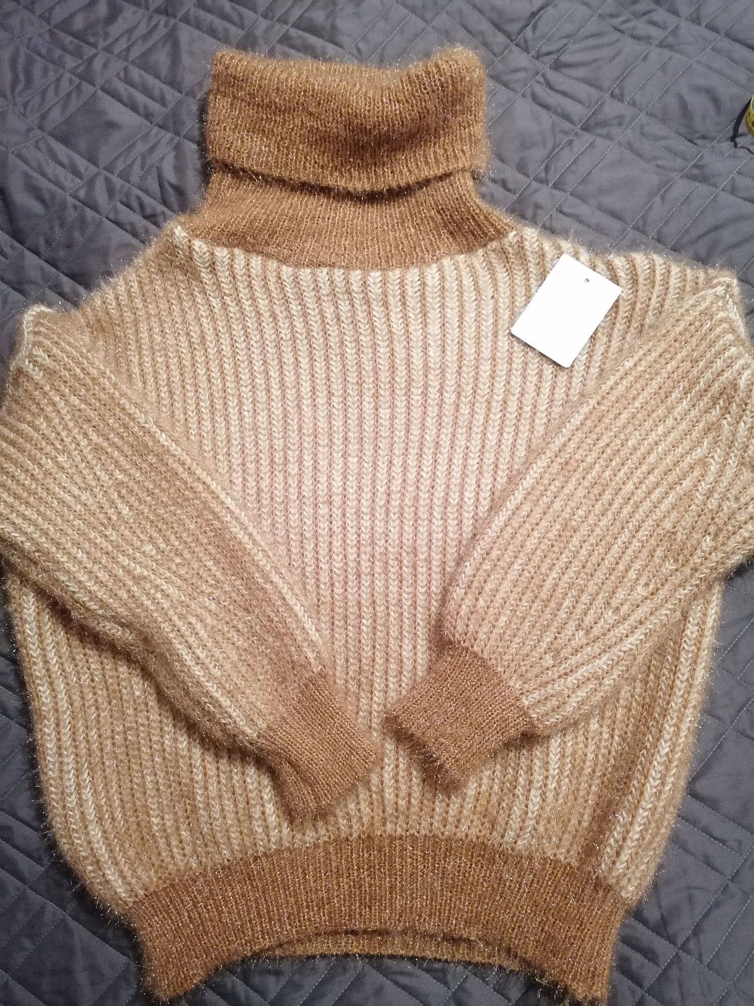 Karmelowy sweter z golfem