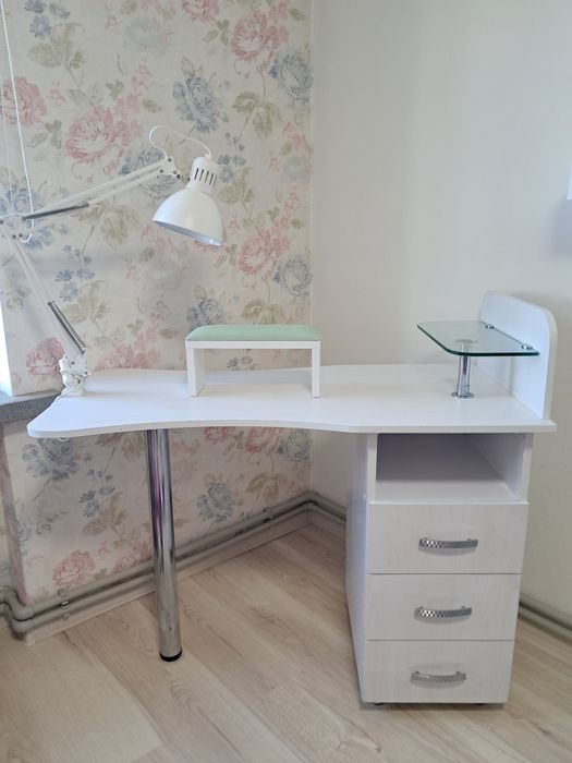 Манікюрний стіл та матеріали