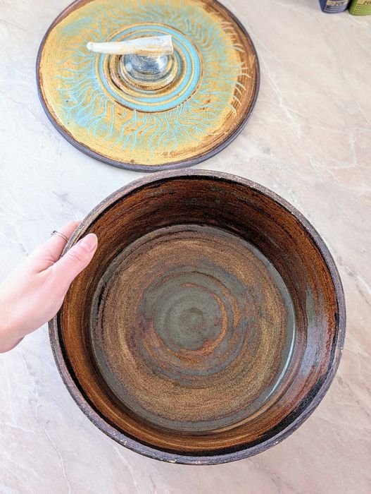 Duże ceramiczne naczynie z pokrywką West Virginia