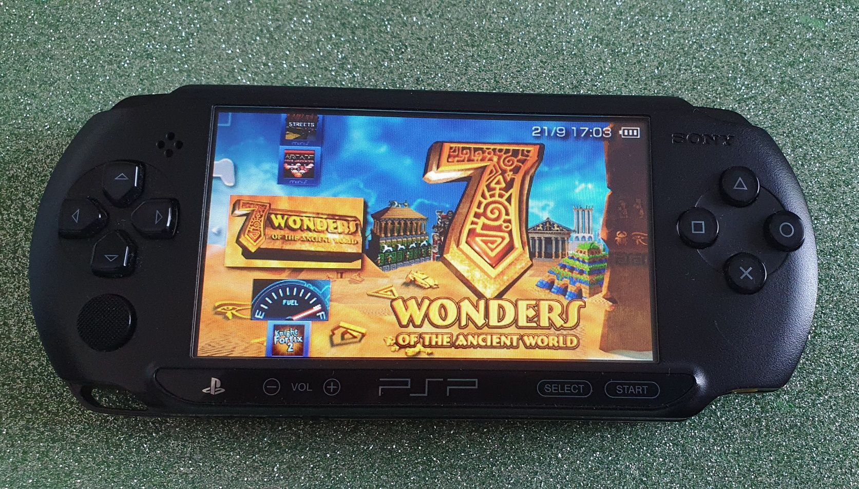 PSP E1004 (ref.E1004A) Desbloqueada + cartão de 128gb cheio de jogos