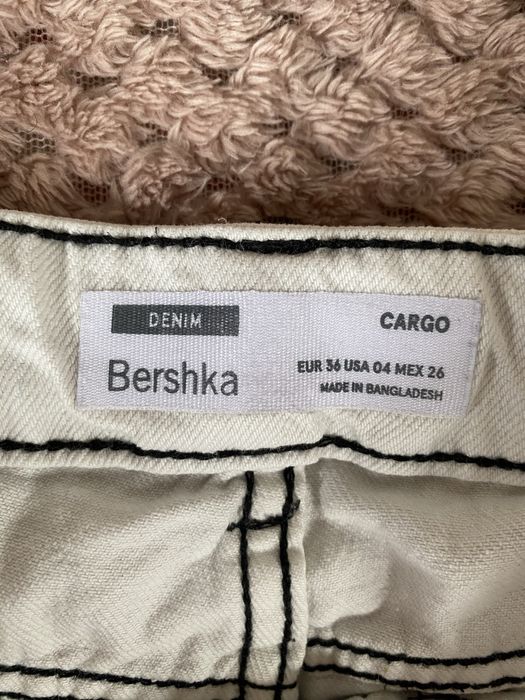 Białe spodnie Bershka