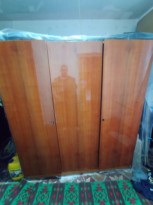 Шкаф светлый полированный под дерево