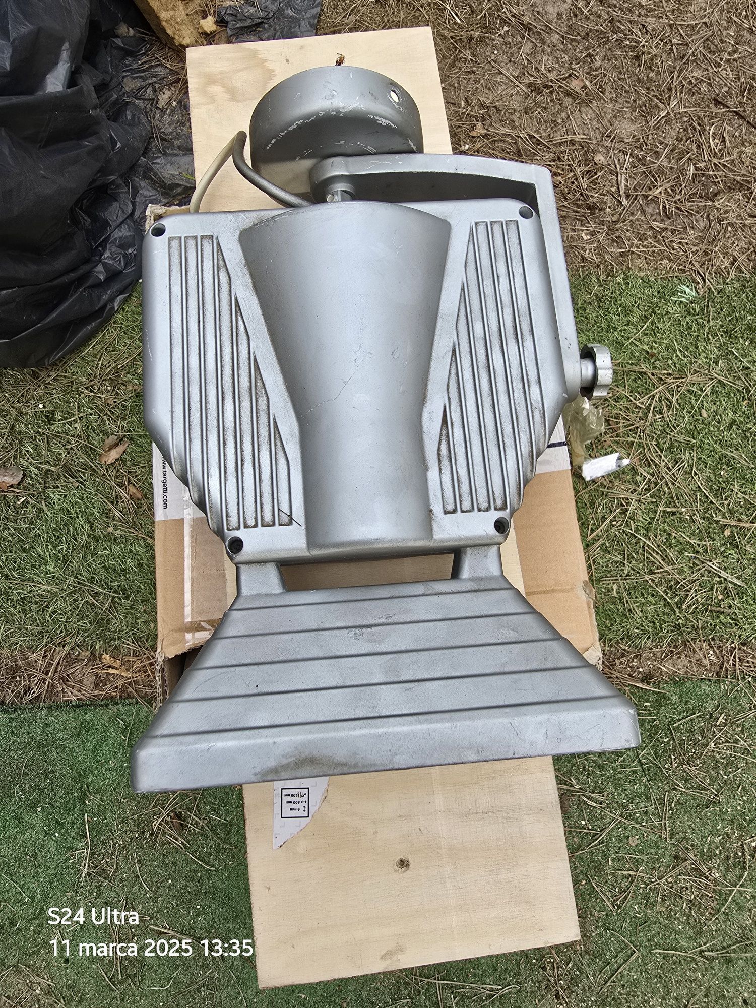 Lampa metahalogenowa