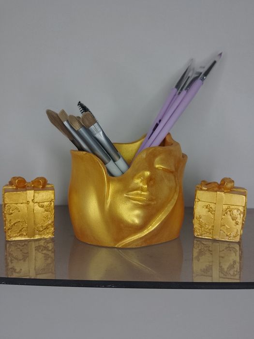 Гіпсова ваза для інтер'єру,макіяжних пензлів,та багато іншого.