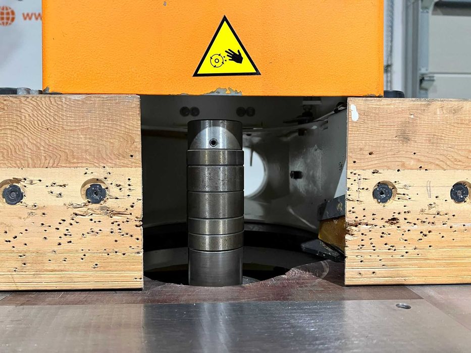 Frezarka dolnowrzecionowa SCM T130N