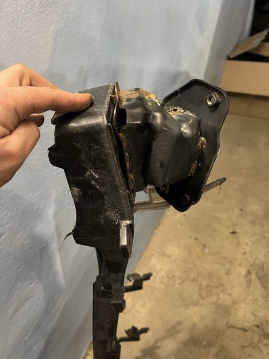 Підсилювач заднього бампера hyundai kona