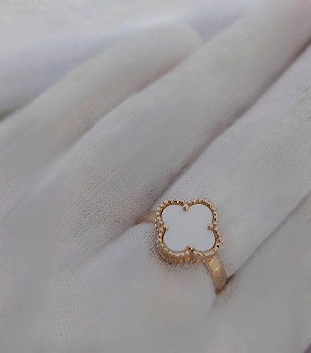 Золота каблучка "Конюшина Лайт" 585 проба нова