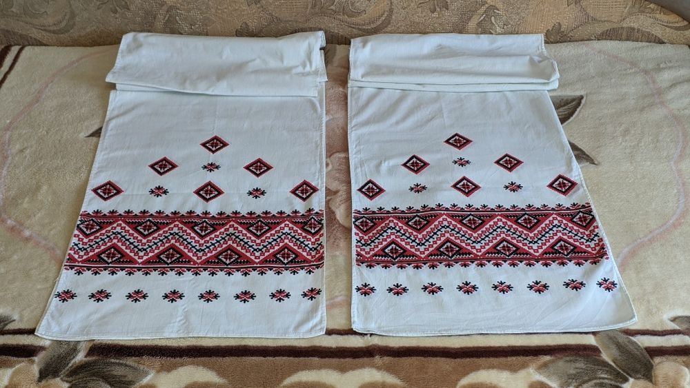 Рушники з українським орнаментом.