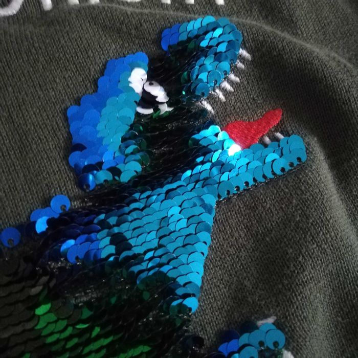 Sweterek chłopięcy H&M z hologramowym dinozaurem r. 122/128