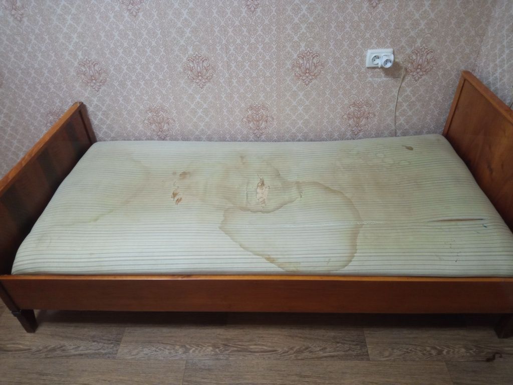 Ліжко одно спальне дерев'яне