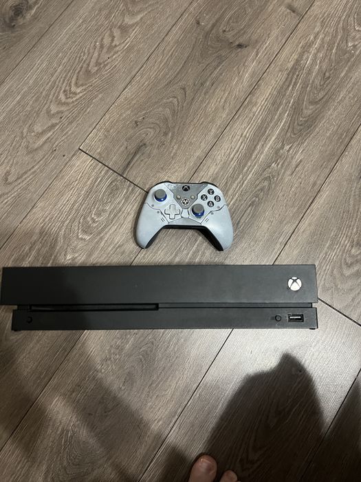 Xbox One X 1Tb з ексклюзивним геймпадом — ІДЕАЛ