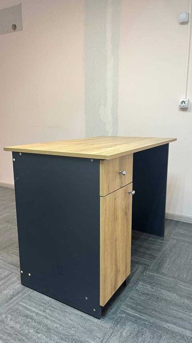 Офісні меблі в ідельному стані