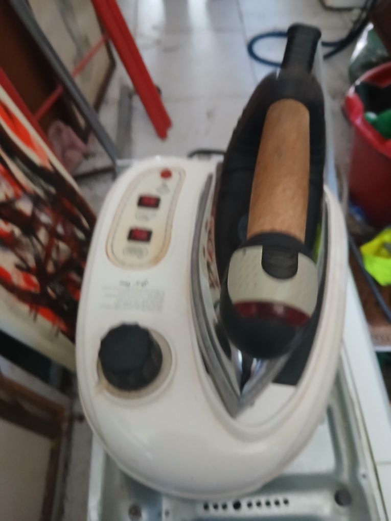 Ferros a vapor com caldeira a trabalhar bem
