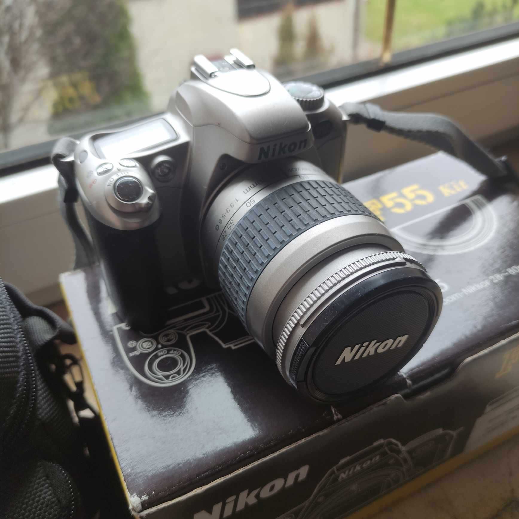 Aparat Nikon F55 z obiektywem