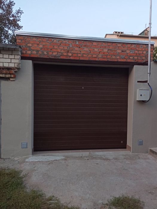 Продаж гаражу з приватизованою земельною ділянкою в центрі