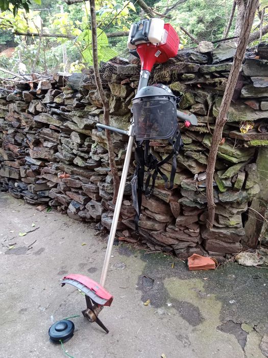 Roçadeira vermelha/preta marca EFCO