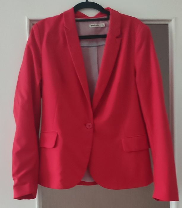 Sprzedam žakiet Stradivarius w rozmiarze L. W kolorze łososiowym.