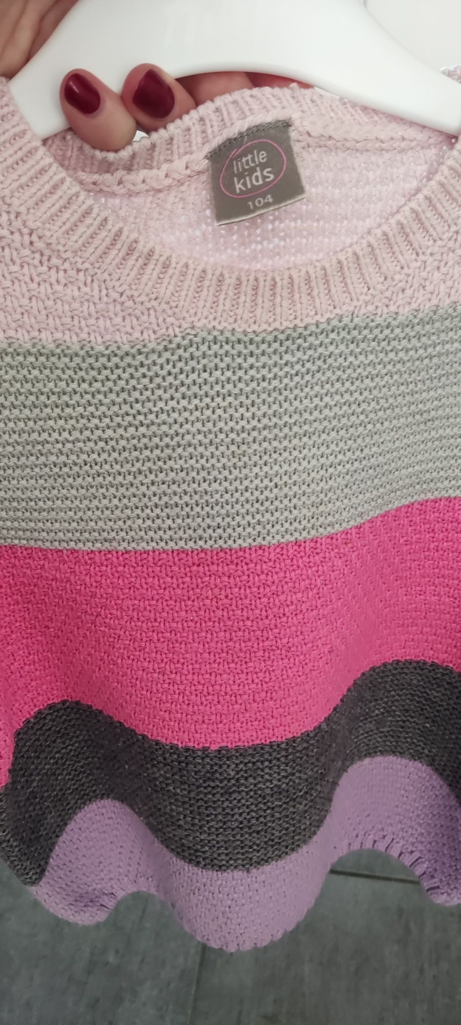 Kolorowy sweterek dla dziewczynki, rozmiar 104.
