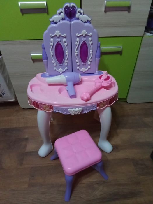 Toaletka z lustrem i krzesełkiem dla dziewczynki