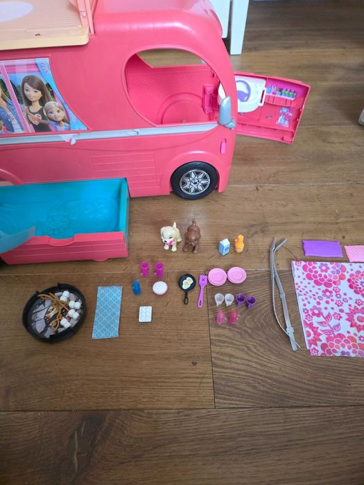 Mattel Barbie Kamper z basenem i zjeżdżalnią