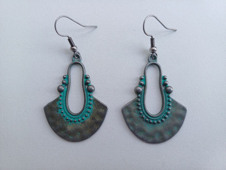 Brincos étnicos de tons cinza e azul