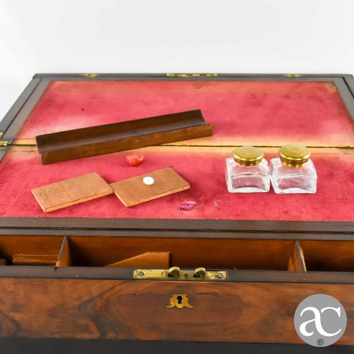 Escritório de viagem Inglês, séc. XIX, madeiras exóticas com embutidos