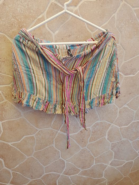 ROUPA variada em bom estado