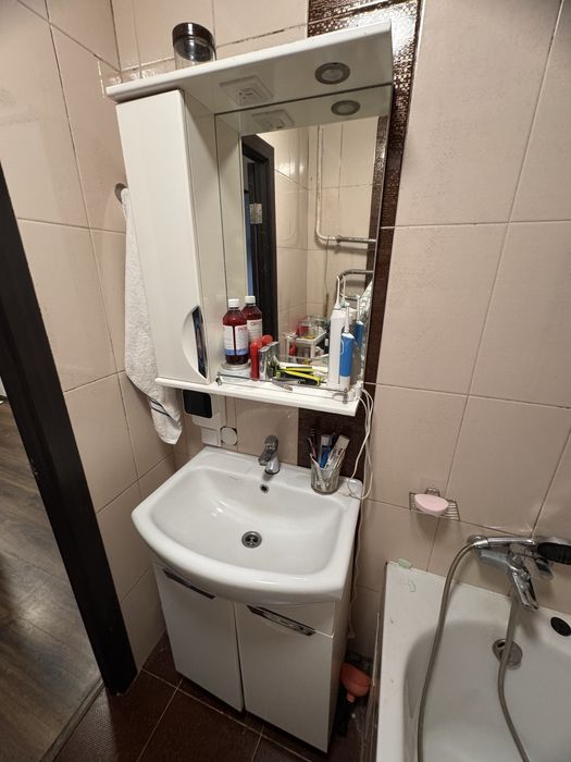 Умивальник з дзеркалом і тумбочкою 60 см.