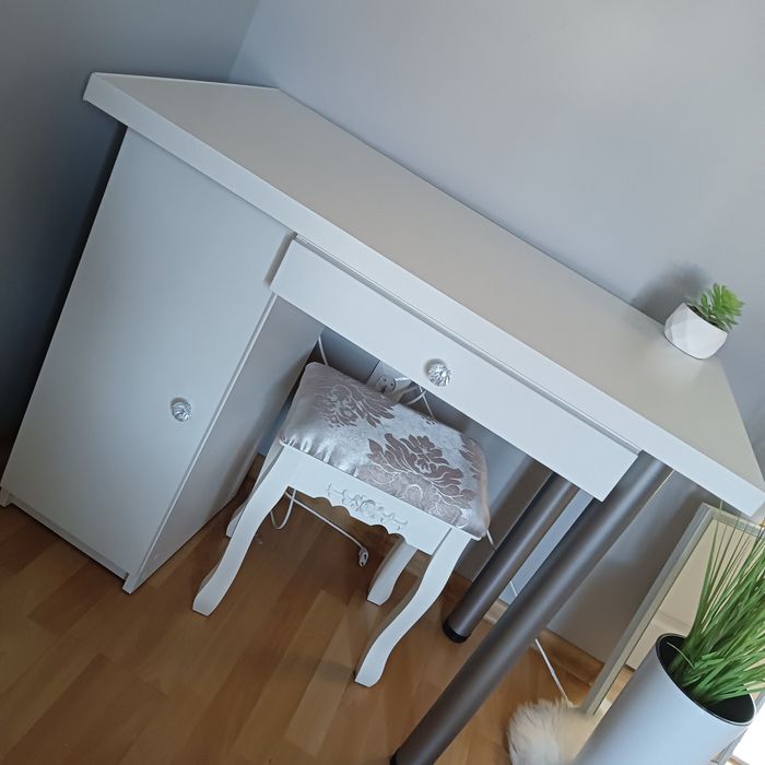 Toaletka/biurko robione na zamówienie z lustrem regulowanym