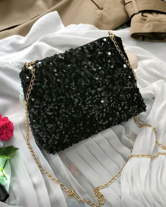 Torebka mini w czarne cekiny ze złotym łańcuszkiem