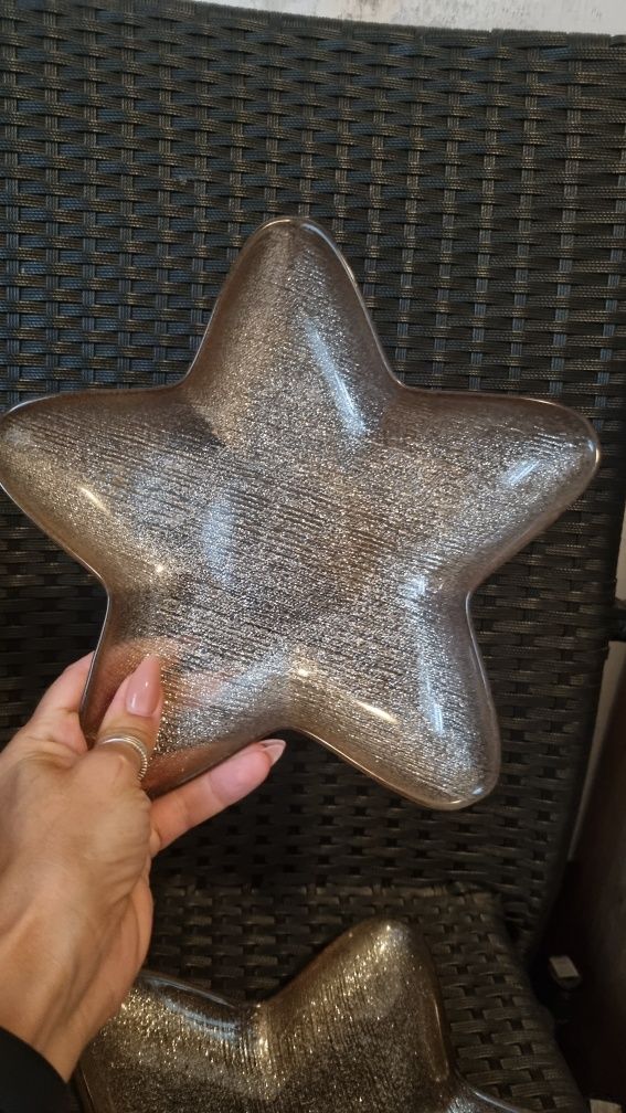 Dwa piekne talerze, ozdoby na stół, święta