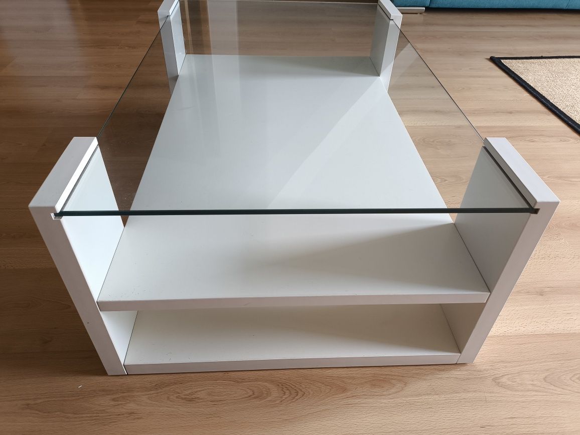 Mesa de centro branca com tampo em vidro