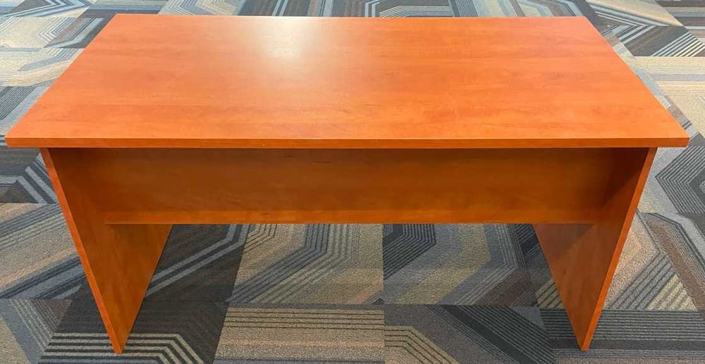 Zadbane biurko 140×70×75, calvados – idealne biurka do biura i nauki