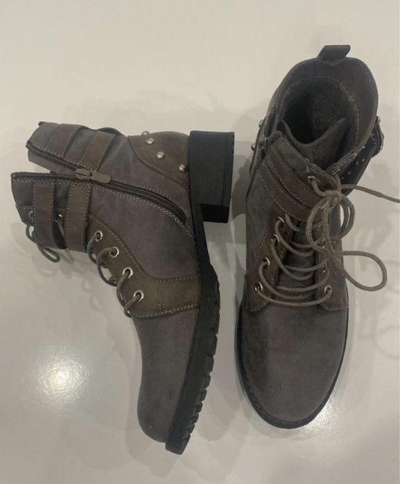 Botas cinzentas com fecho