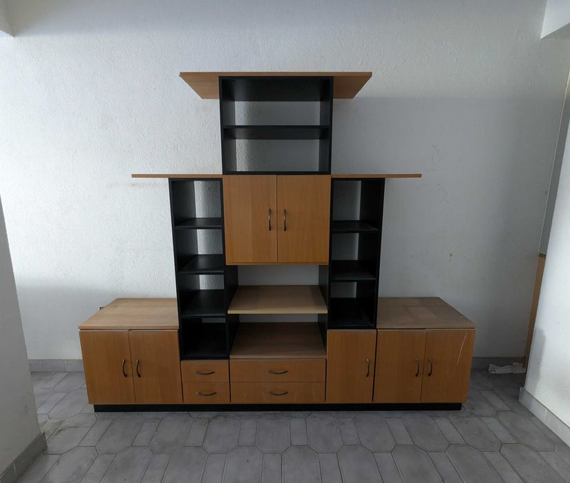 Estante escritorio em madeira, na cor cerejeira e preto